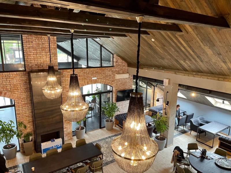 Отделка ресторана декоративным кирпичом